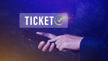 İş adamı elinde düğmeli akıllı telefon tutuyor Bilet kelimesi, İş, Teknoloji, İnternet ve ağ konsepti işadamı sanal ekranlarda online rezervasyon düğmesine basıyor.