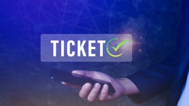 İş adamı elinde düğmeli akıllı telefon tutuyor Bilet kelimesi, İş, Teknoloji, İnternet ve ağ konsepti işadamı sanal ekranlarda online rezervasyon düğmesine basıyor.