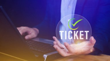 Bilet sözcüğü, İş, Teknoloji, İnternet ve ağ konsepti sahibi iş adamı sanal ekranlarda online rezervasyon düğmesine basıyor.