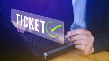 İş adamı düğmeye basıyor Bilet kelime, İş, Teknoloji, İnternet ve ağ konsepti işadamı Sanal ekranlarda online rezervasyon düğmesine basıyor.