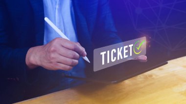 İş adamı düğmeye basıyor Bilet kelime, İş, Teknoloji, İnternet ve ağ konsepti işadamı Sanal ekranlarda online rezervasyon düğmesine basıyor.