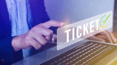 İş adamı düğmeye basıyor Bilet kelime, İş, Teknoloji, İnternet ve ağ konsepti işadamı Sanal ekranlarda online rezervasyon düğmesine basıyor.