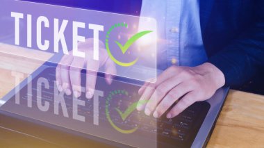 İş adamı düğmeye basıyor Bilet kelime, İş, Teknoloji, İnternet ve ağ konsepti işadamı Sanal ekranlarda online rezervasyon düğmesine basıyor.