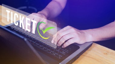 İş adamı düğmeye basıyor Bilet kelime, İş, Teknoloji, İnternet ve ağ konsepti işadamı Sanal ekranlarda online rezervasyon düğmesine basıyor.