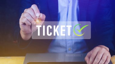 İş adamı düğmeye basıyor Bilet kelime, İş, Teknoloji, İnternet ve ağ konsepti işadamı Sanal ekranlarda online rezervasyon düğmesine basıyor.