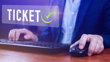 İş adamı düğmeye basıyor Bilet kelime, İş, Teknoloji, İnternet ve ağ konsepti işadamı Sanal ekranlarda online rezervasyon düğmesine basıyor.