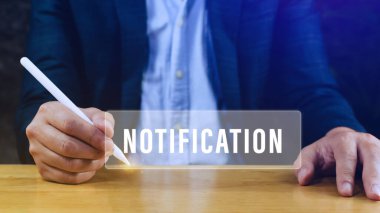 Sanal ekranlar, iş dünyası, teknoloji, internet ve ağ oluşturma kavramları hakkında düğmeye basan işadamı.