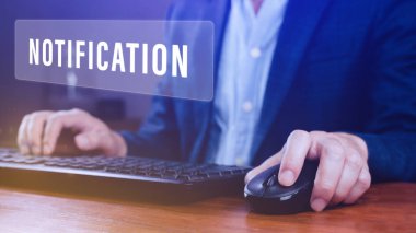 Sanal ekranlar, iş dünyası, teknoloji, internet ve ağ oluşturma kavramları hakkında düğmeye basan işadamı.