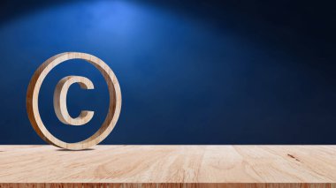 Telif hakkı kavramı, yazar hakları ve patentli fikri mülkiyet hakkı, ahşap masada Telif Hakları Sembol Koruma İşareti. Ticari Marka ve Logo Kaydet
