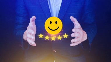 Müşteri hizmetleri en iyi iş derecelendirme deneyimi, olumlu değerlendirme ve geri bildirim, memnuniyet araştırması konsepti. Bir işadamının eli 5 yıldızlı gülen yüzünü göster.