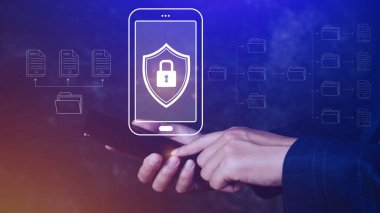 Verileri korumak için siber güvenlik ve gizlilik kavramları. Simge ve internet ağ güvenlik teknolojisini kilitle, iş adamı akıllı telefon, sanal ekran arayüzleri, siber güvenlik.