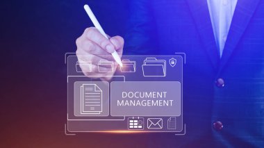 Ofiste dizüstü bilgisayarda çalışan bir bilişim danışmanı olan Doküman Yönetim Sistemi (DMS), kurumsal dosyaları arşivlemek, aramak ve yönetmek için Yazılım