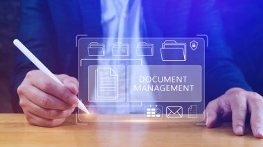 Ofiste dizüstü bilgisayarda çalışan bir bilişim danışmanı olan Doküman Yönetim Sistemi (DMS), kurumsal dosyaları arşivlemek, aramak ve yönetmek için Yazılım