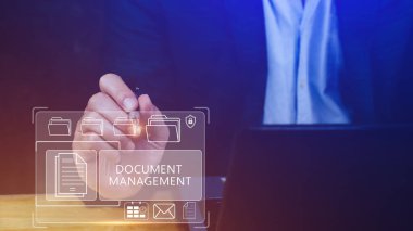 Ofiste dizüstü bilgisayarda çalışan bir bilişim danışmanı olan Doküman Yönetim Sistemi (DMS), kurumsal dosyaları arşivlemek, aramak ve yönetmek için Yazılım