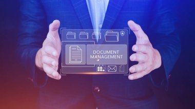Ofiste dizüstü bilgisayarda çalışan bir bilişim danışmanı olan Doküman Yönetim Sistemi (DMS), kurumsal dosyaları arşivlemek, aramak ve yönetmek için Yazılım