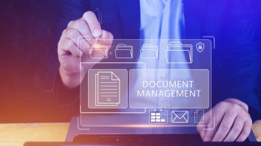 Ofiste dizüstü bilgisayarda çalışan bir bilişim danışmanı olan Doküman Yönetim Sistemi (DMS), kurumsal dosyaları arşivlemek, aramak ve yönetmek için Yazılım