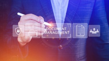 Belge Yönetim Sistemi (DMS) görevdeki dizüstü bilgisayarda çalışan bir bilişim danışmanı. Şirket dosyaları bilgisini arşivlemek, aramak ve yönetmek için yazılım