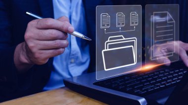 Belge Yönetim Sistemi (DMS) görevdeki dizüstü bilgisayarda çalışan bir bilişim danışmanı. Şirket dosyaları bilgisini arşivlemek, aramak ve yönetmek için yazılım