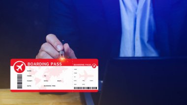 Uçak biletleri konsepti, dizüstü bilgisayardan elektronik uçuş biletlerini kontrol etmek..