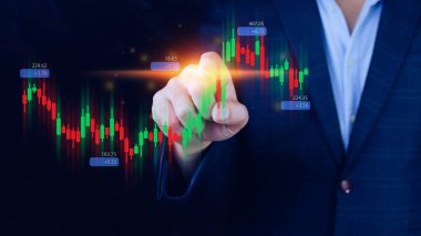 İşadamı ya da tüccarın eli, büyüyen sanal hologram hisse senedi, planlama ve stratejisi, borsa, iş büyümesi, ilerleme veya başarı konseptine dokunuyor. Ticarete yatırım.