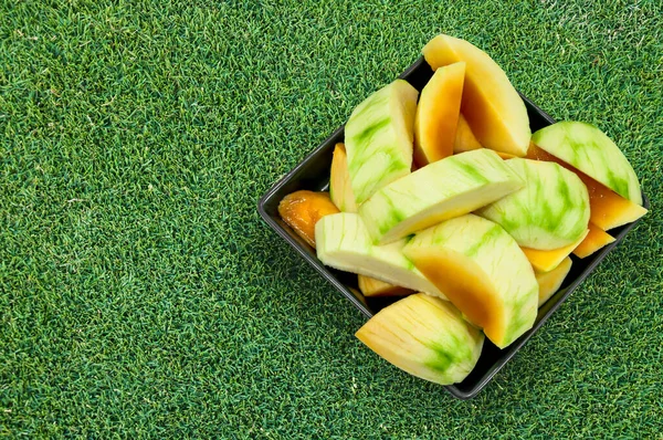 成熟的芒果 准备在青草背景上吃黑菜 — 图库照片