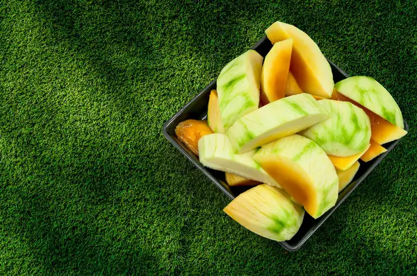 成熟的芒果 准备在青草背景上吃黑菜 — 图库照片