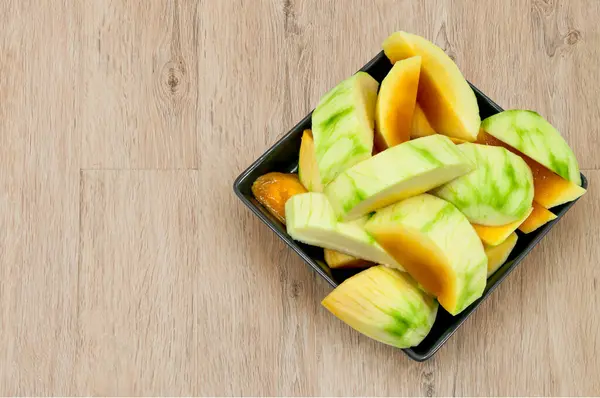 成熟的芒果 准备在伍登背景下吃黑菜 — 图库照片