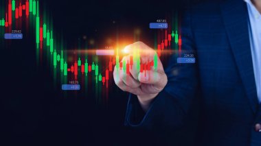 İşadamı ya da tüccarın eli, büyüyen sanal hologram hisse senedi, planlama ve stratejisi, borsa, iş büyümesi, ilerleme veya başarı konseptine dokunuyor. Ticarete yatırım.