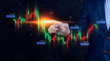 İşadamı ya da tüccarın eli, büyüyen sanal hologram hisse senedi, planlama ve stratejisi, borsa, iş büyümesi, ilerleme veya başarı konseptine dokunuyor. Ticarete yatırım.