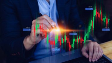 İşadamı ya da tüccarın eli, büyüyen sanal hologram hisse senedi, planlama ve stratejisi, borsa, iş büyümesi, ilerleme veya başarı konseptine dokunuyor. Ticarete yatırım.