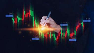 İşadamı ya da tüccarın eli, büyüyen sanal hologram hisse senedi, planlama ve stratejisi, borsa, iş büyümesi, ilerleme veya başarı konseptine dokunuyor. Ticarete yatırım.
