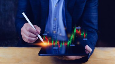 İşadamı ya da tüccarın eli, büyüyen sanal hologram hisse senedi, planlama ve stratejisi, borsa, iş büyümesi, ilerleme veya başarı konseptine dokunuyor. Ticarete yatırım.