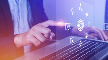 Dijital hedef pazarlama ve satış artırma teknolojisi konsepti, çevrimiçi pazarlama, E-ticaret, ticaret, iş dünyasının sanal ekranına el işareti.