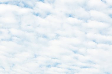 Arka planda gün ışığı olan mavi gökyüzü, doğal gökyüzü bileşimi, tasarım elementi, soyut bulutlu mavi gökyüzü