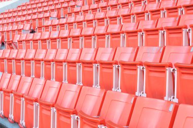 Stadyumdaki boş turuncu koltuklar, futbol stadyumundaki sıralar.