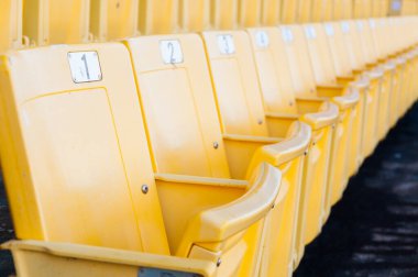 Stadyumdaki boş sarı koltuklar, futbol stadyumundaki sıralar, seçilmiş odak.