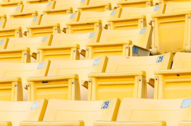 Stadyumdaki boş sarı koltuklar, futbol stadyumundaki sıralar, seçilmiş odak.