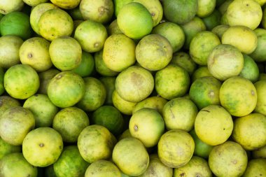 Tayland pazarında taze yeşil limon, sağlıklı meyve kavramı.
