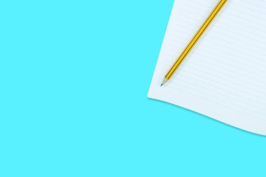 Açık mavi arkaplanda kalem izolasyonu olan defter