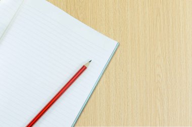 Sanat eğitimi için tahta arkaplanda kalem izolasyonu olan defter