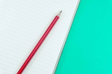 Defter kalem yeşil zemin üzerine ile