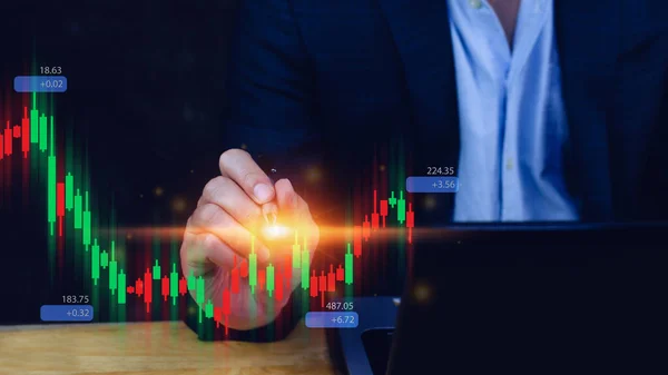 İşadamı ya da tüccarın eli, büyüyen sanal hologram hisse senedi, planlama ve stratejisi, borsa, iş büyümesi, ilerleme veya başarı konseptine dokunuyor. Ticarete yatırım.