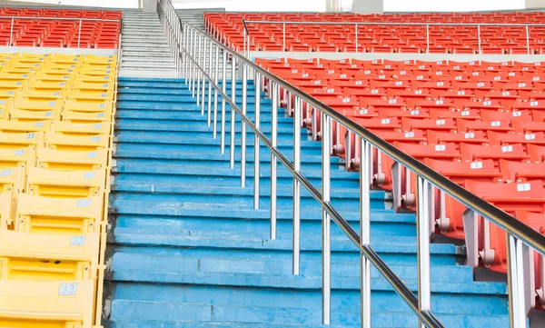 Stadyumdaki Boş Turuncu Sarı Koltuklar Futbol Stadyumundaki Sıralar — Stok fotoğraf