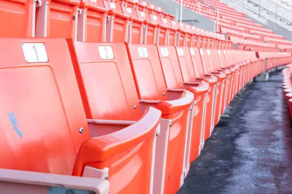 Prázdná Oranžová Sedadla Stadionu Řady Sedadel Fotbalovém Stadionu — Stock fotografie