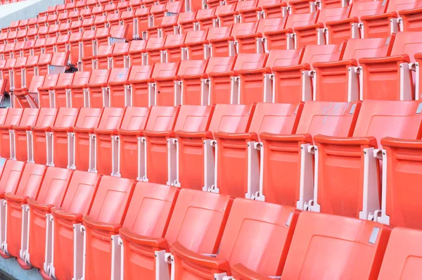 体育场的橙色座位空无一人 足球场的座位排成一排 — 图库照片