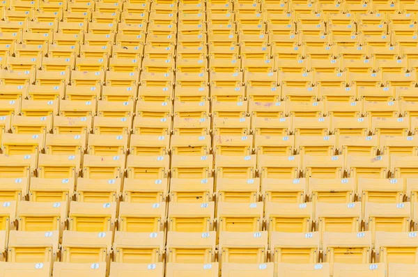 スタジアムの空の黄色い座席 サッカースタジアムの座席のローズ 選択の焦点 — ストック写真