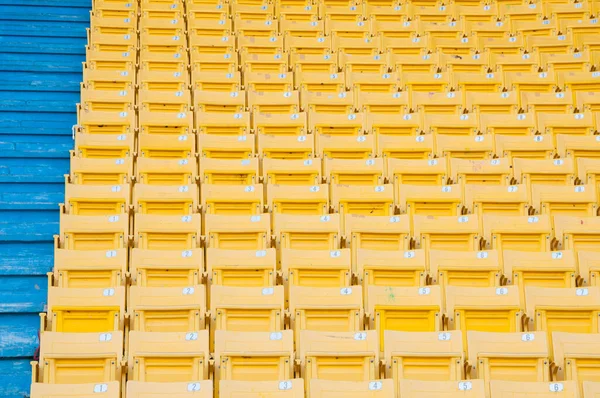 경기장에 노란색 경기장에 좌석의 초점을 — 스톡 사진