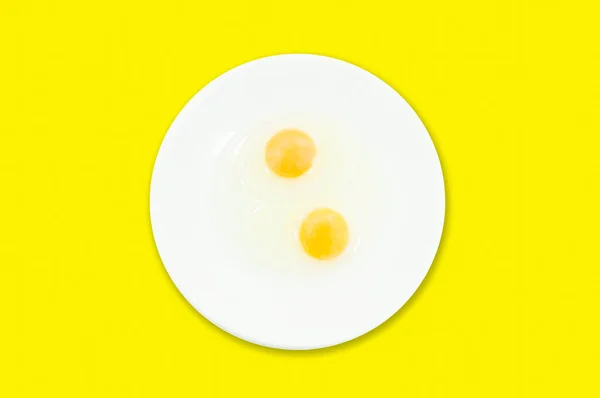 生鸡蛋蛋黄在一个白色的碗里 与黄色背景隔离 准备高蛋白饮食有助于一个人的身体生长 — 图库照片