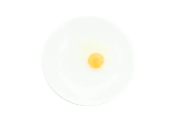 白い背景に隔離された白いボウルの生卵黄は 高タンパク質ダイエットのために準備することは 人の体の成長に役立ちました — ストック写真