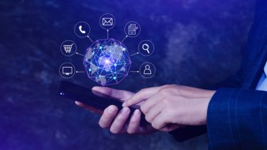 Küresel ağ bağlantısına dokunan iş adamı akıllı telefonda dijital iş hologramı, büyük veri analizi ve iş zekası konsepti, Infograph, teknoloji.